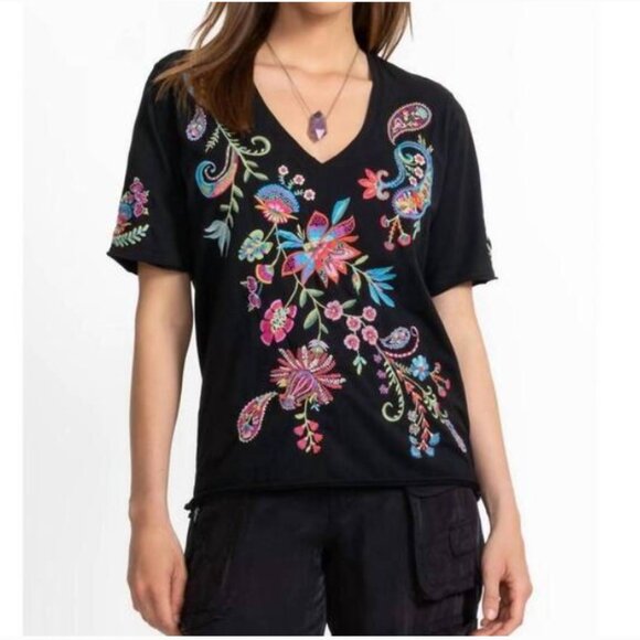 Johnny Was Top XL Black Raw Hem V-Neck Tee Embroidered Floral 100% Cotton - Picture 2 of 11